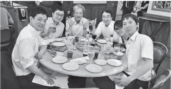 写真下 オイスターバーでの夕食（左から，大分大学 髙橋正起先生，原田泰輔先生，筆者，東邦大学 池田隆徳先生，和田遼先生，篠原正哉先生）